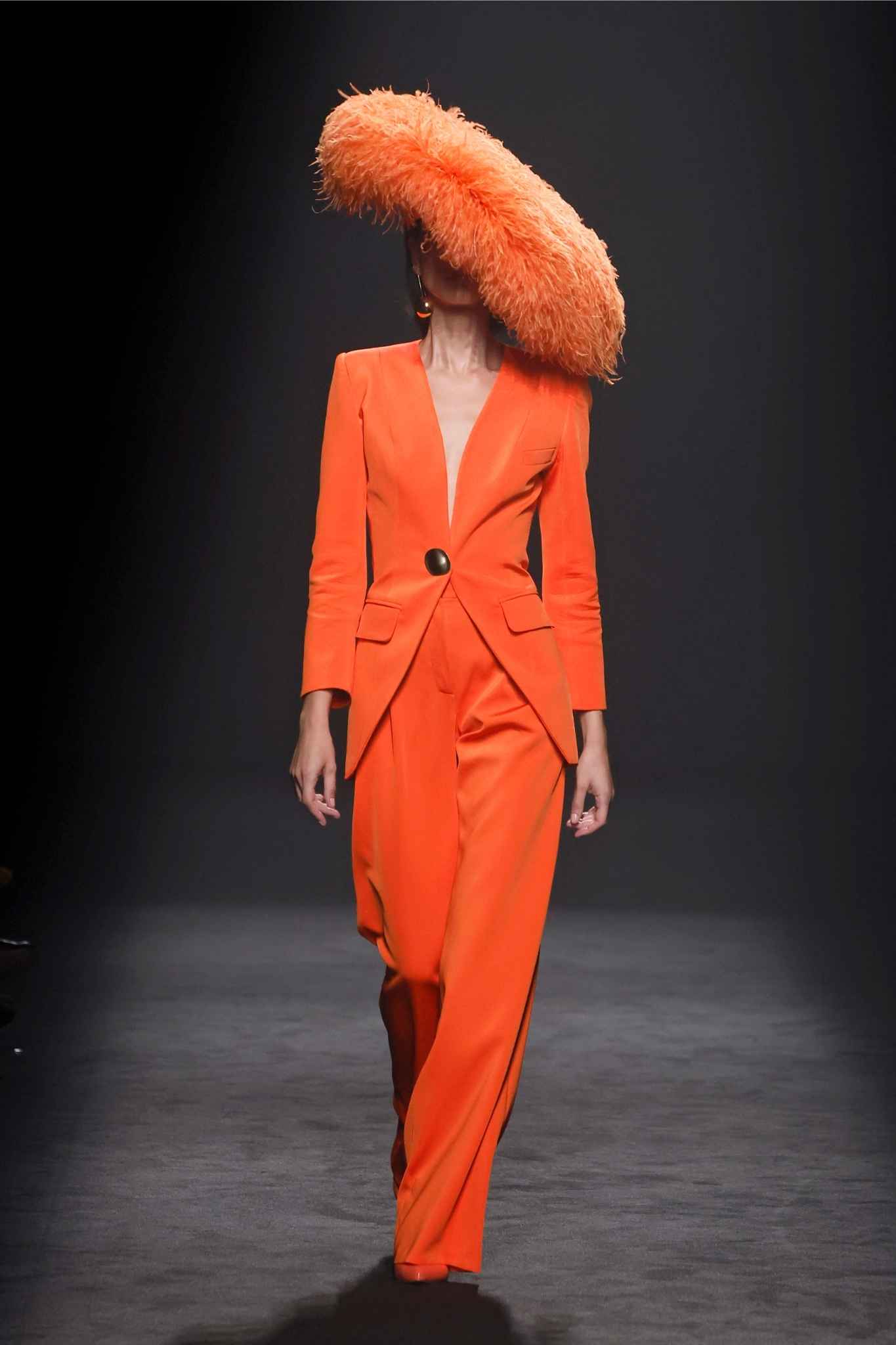 Conjunto naranja Claro couture con pamela de plumas